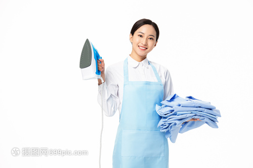 家政服務(wù)女性熨燙衣服
